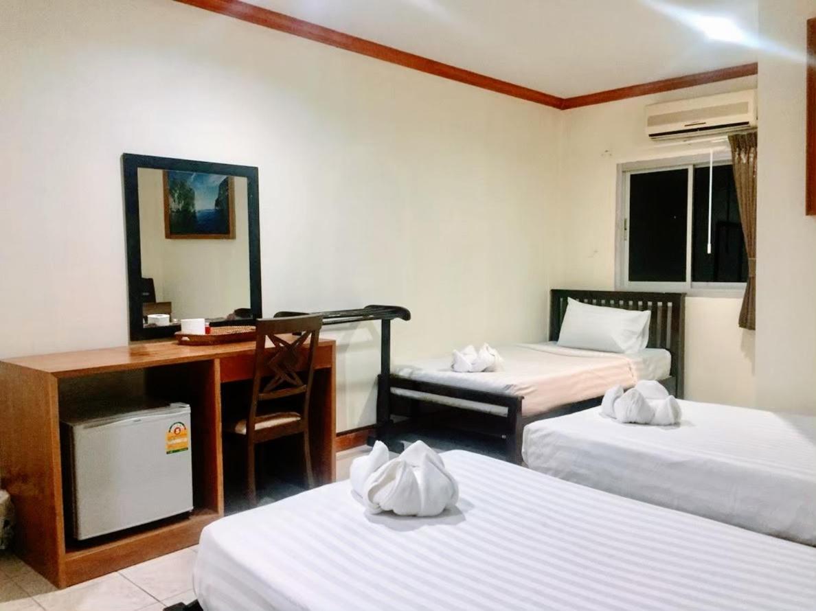 Golden Bee Phiphi Hotel Exterior photo