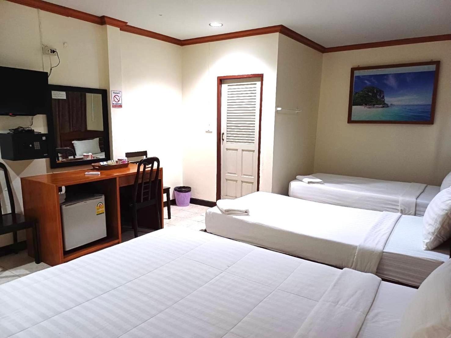Golden Bee Phiphi Hotel Exterior photo