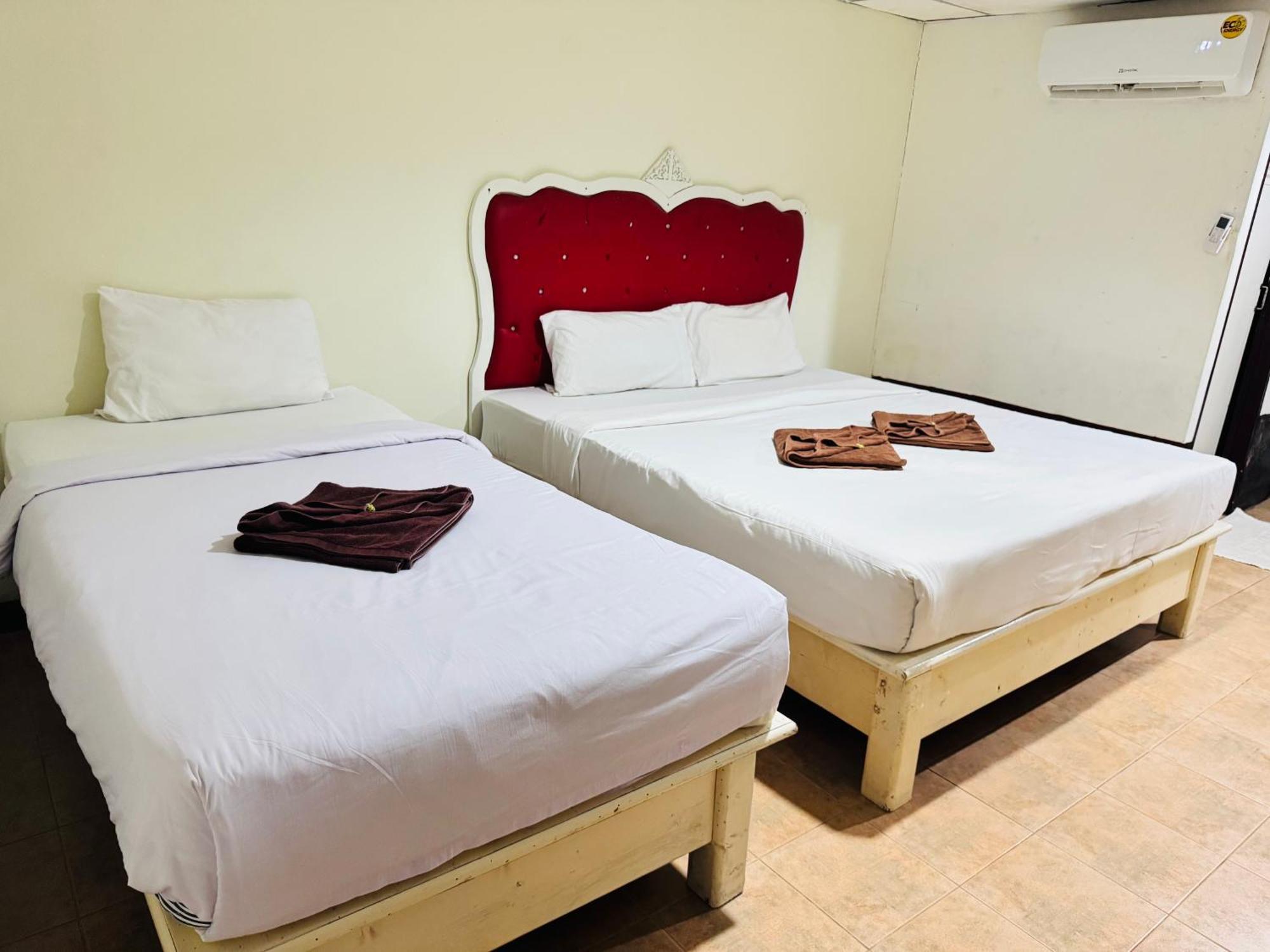 Golden Bee Phiphi Hotel Exterior photo
