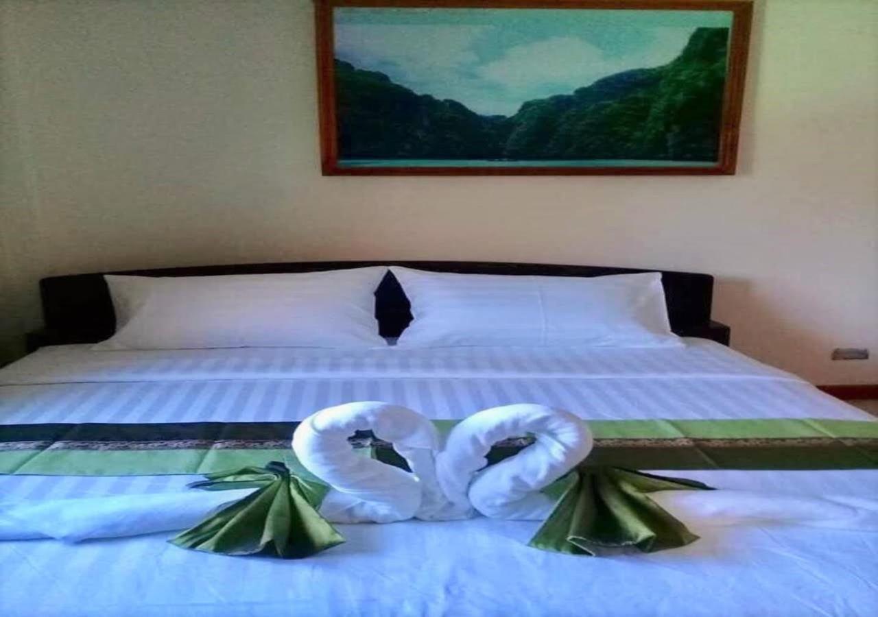 Golden Bee Phiphi Hotel Exterior photo